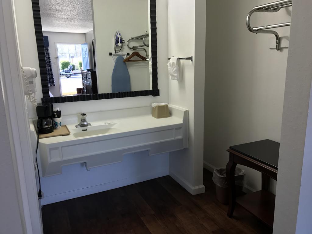 Americas Best Value Inn & Suites Russellville Extérieur photo